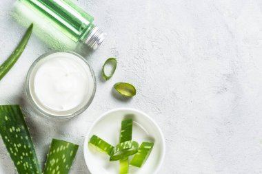 Aloe vera kozmetik taş masa görünümünde.