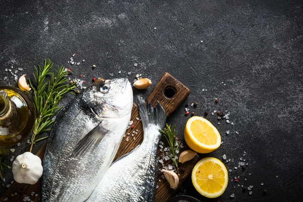 Dorado de pescado fresco sobre mesa de piedra negra. —  Fotos de Stock