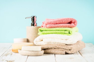 Masada seramik sabun ve havlular olan banyo arka planı..