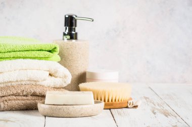 Masada seramik sabun ve havlular olan banyo arka planı..