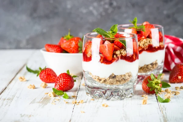 Greek yogurt parfait with strawberry. — Stock Photo, Image