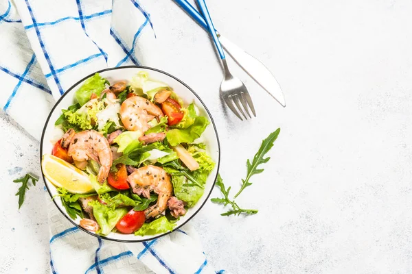 Seafood salad with leaves and vegetables. — Stock Photo, Image