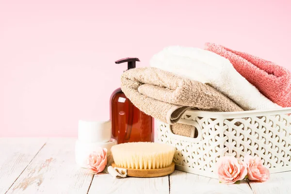 Bathroom background with ceramic soap and towels at the table. — Stock Photo, Image