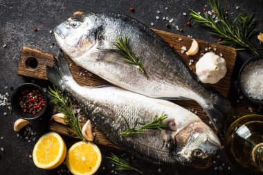 Siyah taş masada taze balık dorado..