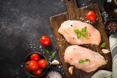 Siyah masada baharatlı ve otlu tavuk filetosu..