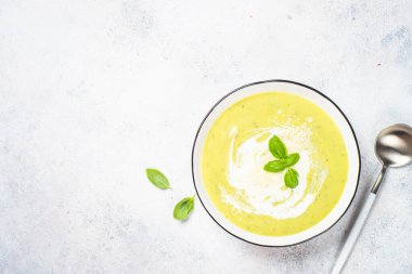 Beyaz ıspanaklı kabak çorbası ve otlar..