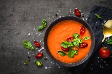 Siyah masa manzaralı domates çorbası..