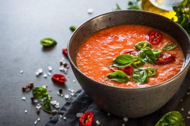 Siyah masada domates çorbası ya da gazpacho..