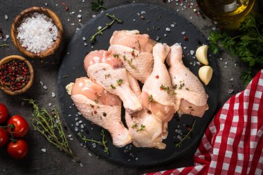 Siyahta pişirmek için malzemeli tavuk budu..