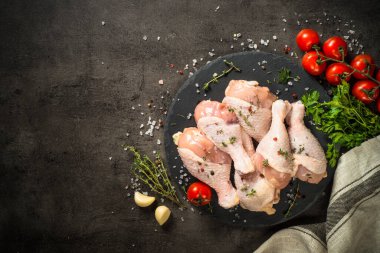 Siyahta pişirmek için malzemeli tavuk budu..