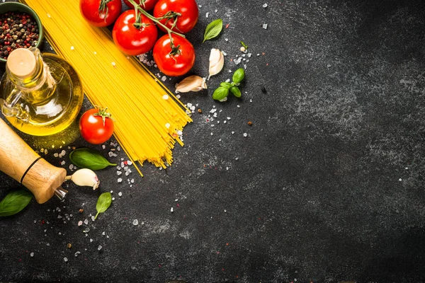 意大利面、橄榄油、香料、罗勒和新鲜西红柿. — 图库照片