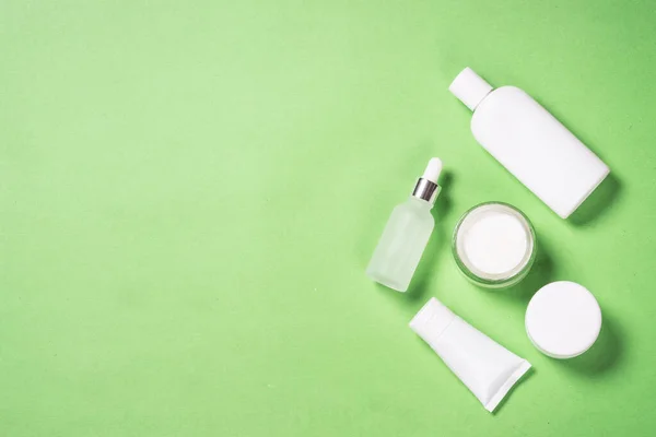 Productos cosméticos naturales en vista superior de fondo verde. — Foto de Stock