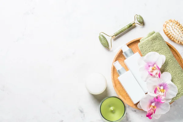 Terapia de spa, bienestar, productos para el cuidado de la piel en blanco. — Foto de Stock