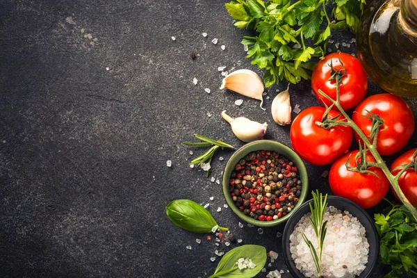 Siyah masada yemek arkaplanı. Üst görünüm.