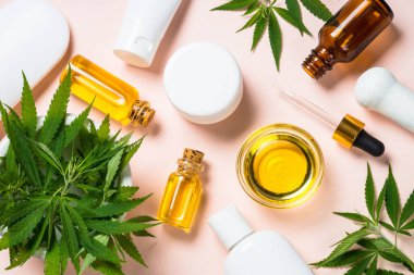 Kenevir yağı, krema, sabun ve beyaz yapraklar.