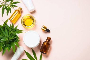 Kenevir yağı, krema, sabun ve beyaz yapraklar.