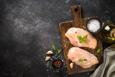 Siyah masada baharatlı ve otlu tavuk filetosu..