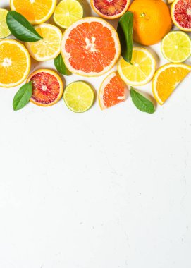 Beyaz arka planda turunçgiller.