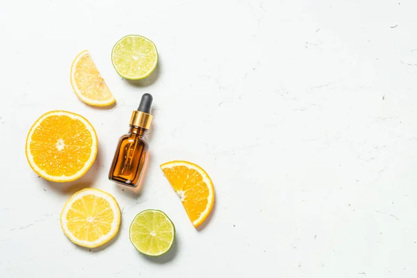 Vitamin C. Produk kosmetik dan buah sitrus segar. — Stok Foto