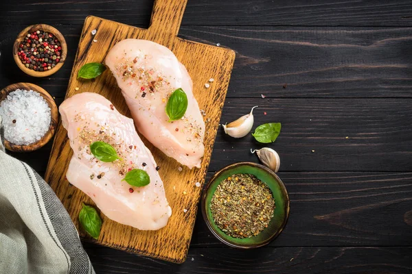 Filet de poulet aux herbes et épices à table en bois. — Photo