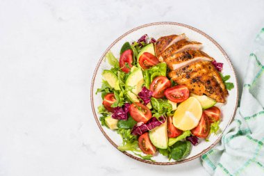 Sağlıklı salata ve ızgara tavuk filetosu..