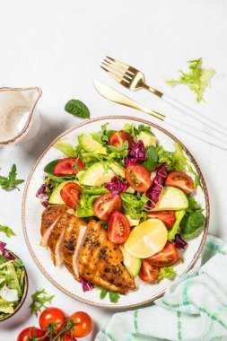 Sağlıklı salata ve ızgara tavuk filetosu..