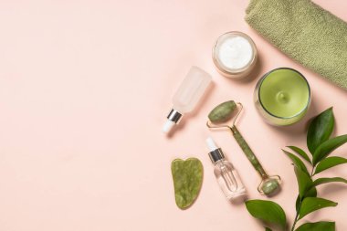 Yeşim silindir ve gua sha taş masajcı üst görünüm.