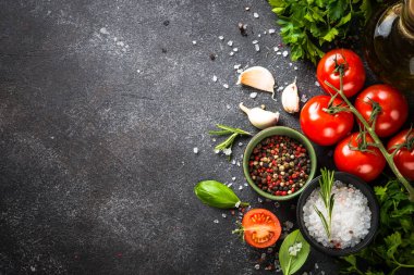 Siyah masada yemek arkaplanı. Üst görünüm.