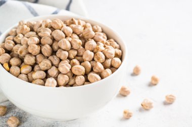 Mutfak masasındaki beyaz kasede nohut..