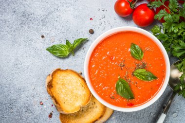 Beyaz masada domates çorbası.