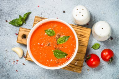 Beyaz masada domates çorbası.
