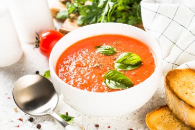 Beyaz masada domates çorbası.