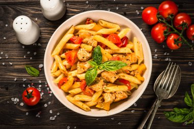 Tahta masada tavuk ve sebzeli makarna..