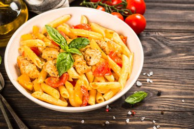 Tahta masada tavuk ve sebzeli makarna..