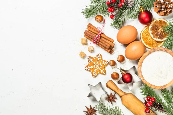 Fundo de cozimento de Natal na mesa branca. — Fotografia de Stock