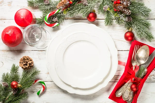 Cenário de mesa de Natal com decorações de feriados na mesa de madeira branca. — Fotografia de Stock