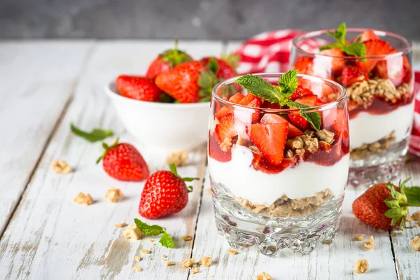 Parfait de yogur griego con fresa. —  Fotos de Stock