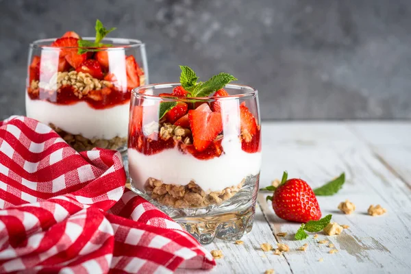 Greek yogurt parfait with strawberry. — Stock Photo, Image