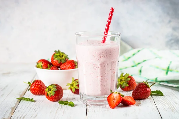 Jordgubbssmoothie eller milkshake i vitt. — Stockfoto