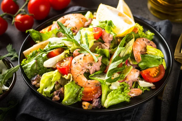 Salada de frutos do mar com folhas e legumes. — Fotografia de Stock