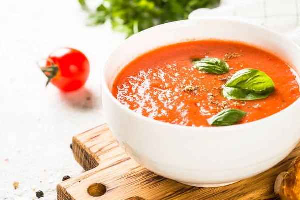 Sopa de tomate na mesa branca. — Fotografia de Stock