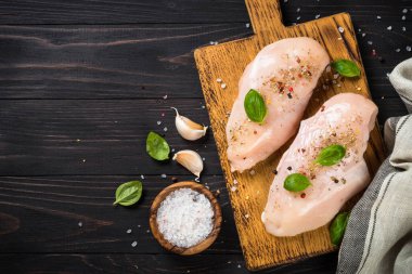 Tahta masada sebzeli ve baharatlı tavuk filetosu..