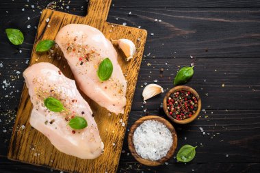 Tahta masada sebzeli ve baharatlı tavuk filetosu..