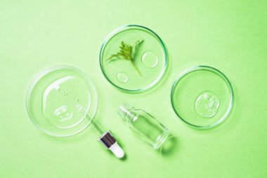 Yeşil arkaplan görünümlü kozmetik laboratuvar konsepti.