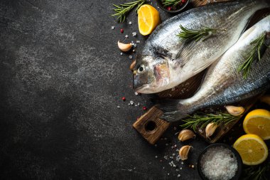 Siyah taş masada taze balık dorado..