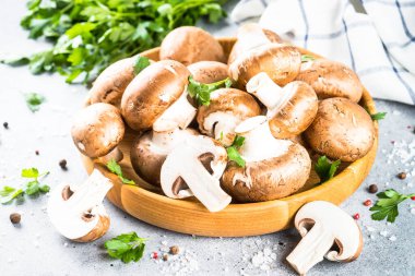 Şampiyon. Siyah arkaplanda taze organik mantarlar.