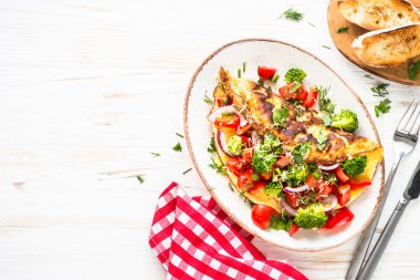 Taze sebzeli omlet brokoli, domates ve kırmızı biber..