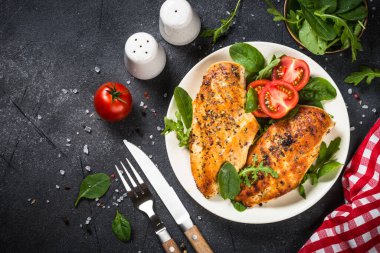 Beyaz tabak manzaralı ızgara tavuk filetosu..