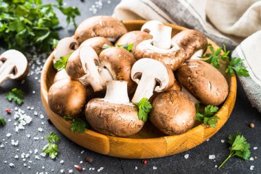 Şampiyon. Siyah arkaplanda taze organik mantarlar.