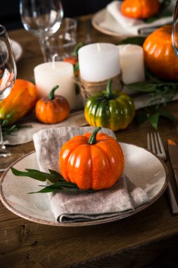 Tabak, balkabağı ve mumlarla sonbahar sofrası.